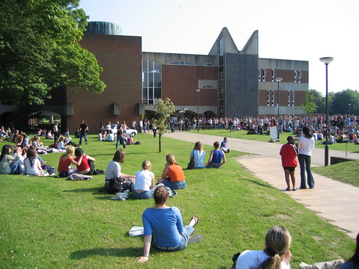 University of Sussex kampüsünden bir görünüm